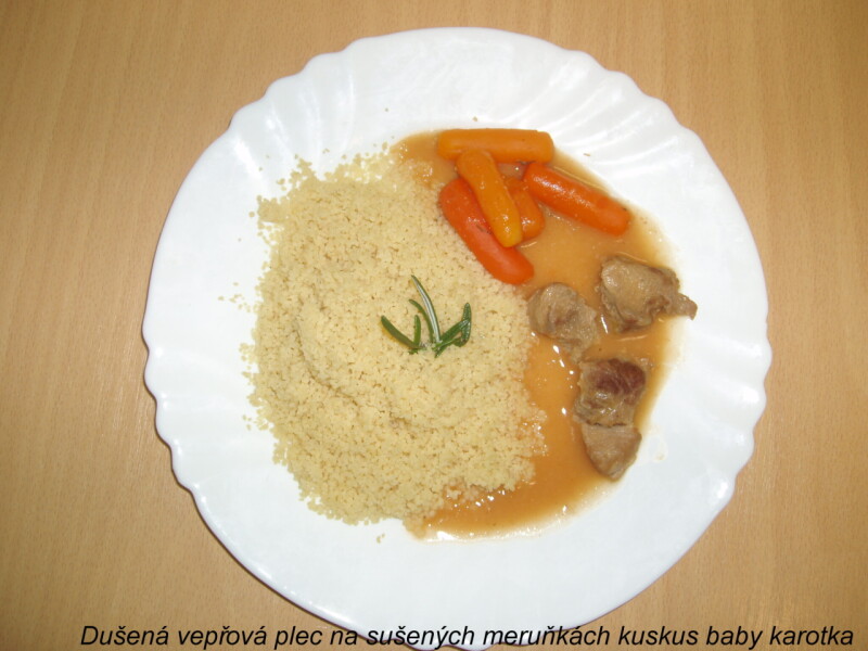 Dušená vepřová plec na sušených meruňkách kuskus baby karotka